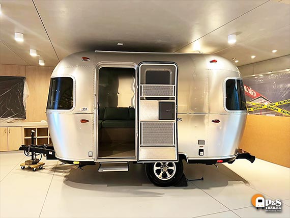 Airstream Bambi lounge - movie-theater