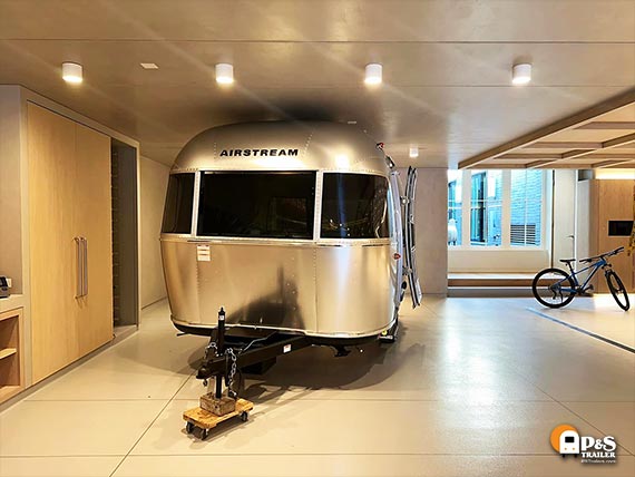 Airstream Bambi lounge - movie-theater